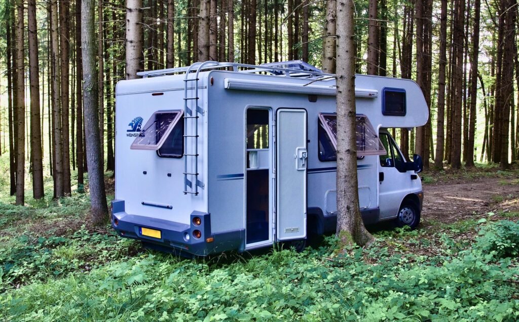 Autocaravana en un bosque